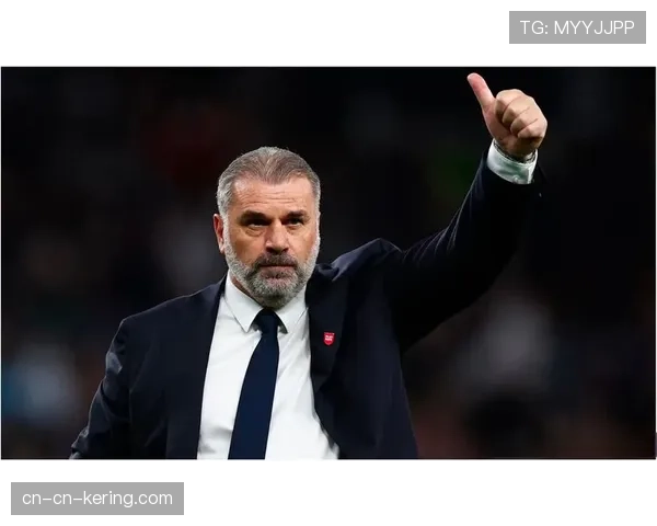 场边镜头：主帅波斯特科格鲁因一次越位判罚与数据官员进行交流